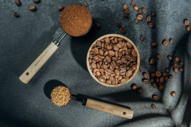 Kahve, hazır kahve, kepçe içinde fasulye ve arka planda ahşap kase.