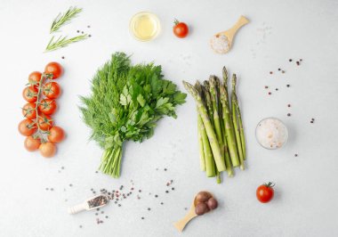 Bir demet taze maydanoz ve domates ve baharatlı dereotlu kuşkonmaz.