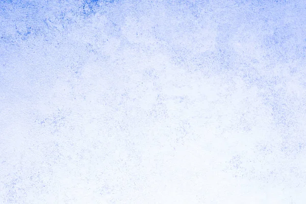İnce mavi tonlar el değmemiş beyaz renge dönüşür ve hassas bir yüzey dokusunu ortaya çıkarır..