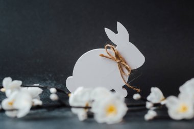 Beyaz tavşan desenli kırsal yay, Paskalya şenlikleri için mükemmel..