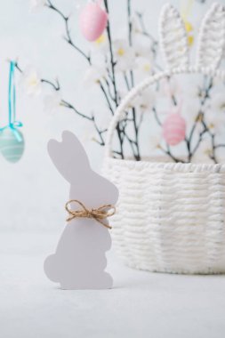 Bu düzende Paskalya için beyaz bir tavşan kesimi, çiçek açan dallar ve dekoratif yumurtalar sergileniyor..