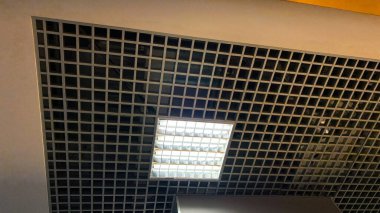 Pürüzsüz bir mimari. Karmaşık bir şebeke yapısı ve ışıl ışıl gömülü bir aydınlatma..