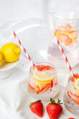 Limon dilimli taze narenciye ve yumuşak havluyla servis edilen buzlu buzlu buzlu meyve suyu.