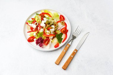 Domates kırmızı biberli marul salatası ve sağlıklı beslenme için zeytin konsepti veya gurme restoran fotoğrafçılığı.