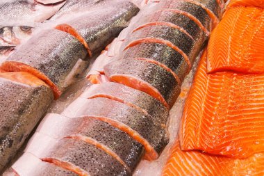 Bu taze çiğ somon porsiyonları ezilmiş buz üzerinde güzelce yerleştirilmiş..