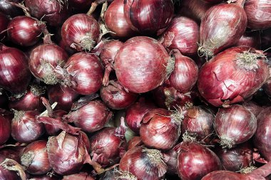 Bu doğal, mor kırmızı soğanlar çeşitli mutfak yemekleri için temel besin maddeleri sunar..