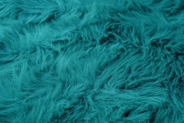 Bu pelüş kumaşın zengin, koyu deniz mavisi rengi zengin ve davetkar bir zemin yaratır..