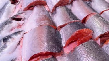 Taze hazırlanmış somon filetoları ve markette buzda güzelce sergilenen balıklar.