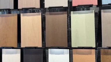 Bir tasarım stüdyosundaki örnek panolarda çeşitli mutfak malzemeleri sergileniyor.