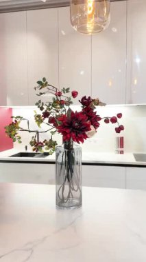 Modern mutfak lavabosu, parlak bir musluk ve zarif yeşil fayanslar.