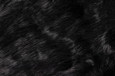 Bu pelüş, karanlık madde zengin bir dokunsal hisle sofistike ve rahat bir arka plan yaratır..