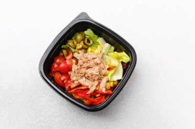 Akdeniz mutfağı veya sağlıklı beslenme konsepti için marullu, domatesli, kırmızı biberli ve yeşil zeytinli ton balığı salatası.