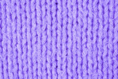 Mor desenli kumaşın detaylı yakın çekimi, şık tasarımlar için ideal..