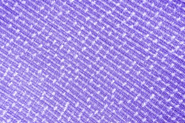 Karmaşık dokuma dokuları ve desenleri gösteren zengin mor kumaşın ayrıntılı görünümü.