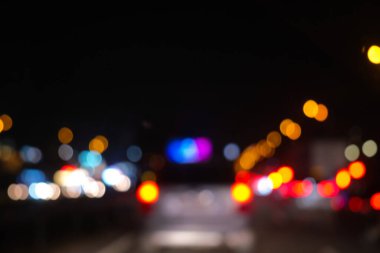 Şehir hareketinin özünü büyüleyici ışık efektleriyle aydınlatmak.