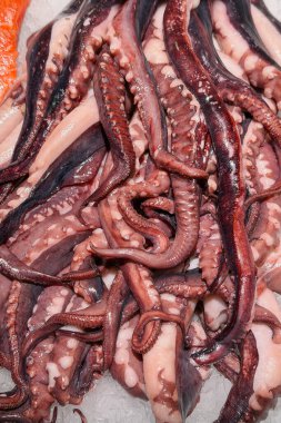 Bu taze ahtapot dokunaçları, pişirilmeye hazır deniz ürünleri için nefis bir lezzet sunar..