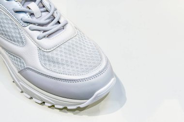 Günlük aktiviteler ve alışveriş için ideal, rahat ağ ayakkabılarının yeni tasarımını gösterir.