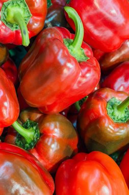 Yeşil saplı taze kırmızı dolmalık biber yakın plan..
