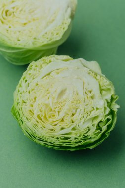 Ayrıntılı yaprak yapısını gösteren yarım yamalak lahana.