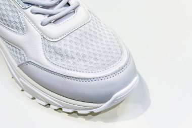 Bu temiz, modern atletik ayakkabı rahat etmek için solunabilir ağ ve güçlü sentetik örtüler içerir..