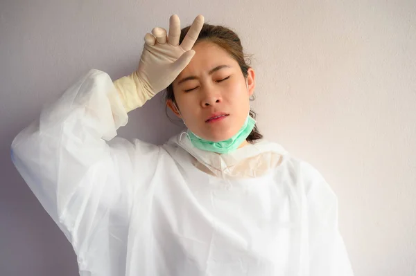 Enfermeira Com Dor Cabeça Cansada Enquanto Trabalhava Surto Pandemia Covid — Fotografia de Stock