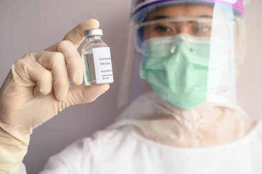 Bilim adamı doktor elinde bir şişe Covid-19 aşısı tutuyor. Aşı, hastalıkları önlemenin ve vücudun bağışıklık sistemini virüse karşı korumanın en etkili yollarından biridir..