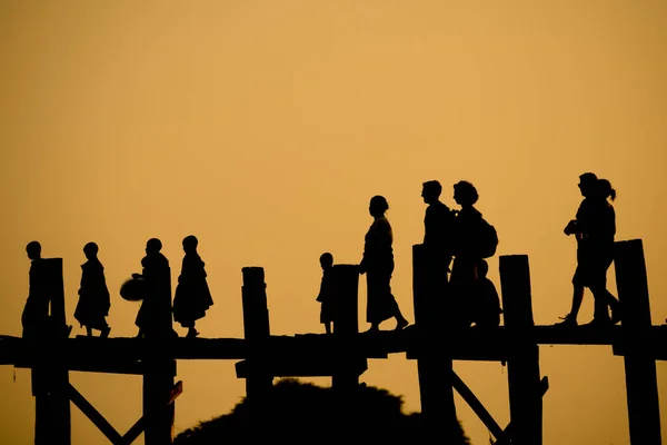 Silueta Personas Caminando Sobre Puente Bein Amarapura Myanmar — Foto de Stock