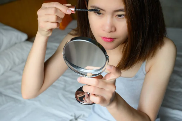 Retrato Jovem Mulher Asiática Aplicando Rímel Preto Suas Pestanas Com — Fotografia de Stock