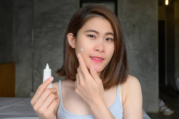 Porträtt Ung Asiatisk Kvinna Som Håller Kosmetiska Röret Och Tillämpa — Stockfoto