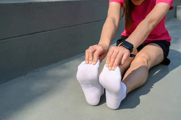 Runner Vrouw Probeert Doen Voet Stretching Voor Het Voorkomen Van — Stockfoto