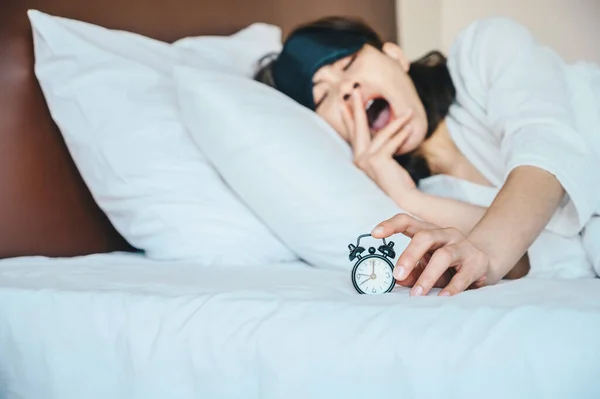 Tiro Mujer Somnolienta Tratando Presionar Botón Despertador Para Detener Sonido — Foto de Stock