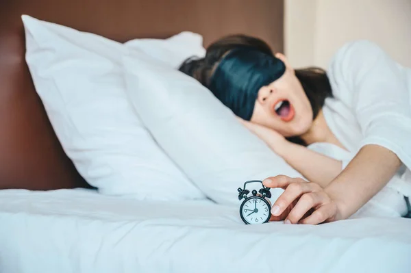 Tiro Mujer Somnolienta Tratando Presionar Botón Despertador Para Detener Sonido — Foto de Stock