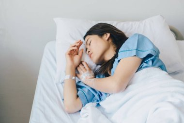 Hasta kadın portresi hastane yatağında yatıyor, iyileşmek için dinleniyor. Hastalıklı kadın hastaneye yatırıldığında hissettiği kavram..