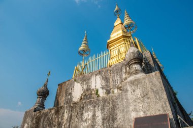 Wat Chom Si 'nin yaldızlı stupası, kuzey Laos' taki UNESCO dünya mirası alanı Luang Prabang 'ın merkezindeki kutsal dağ Phu Si dağının zirvesinde..