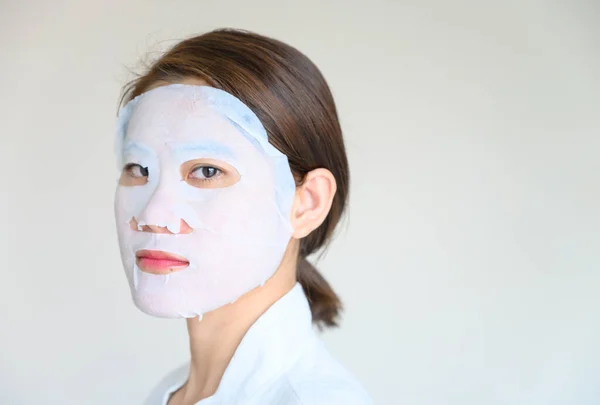 Potret Wanita Muda Mengenakan Masker Wajah Untuk Meningkatkan Kulitnya Dan — Stok Foto