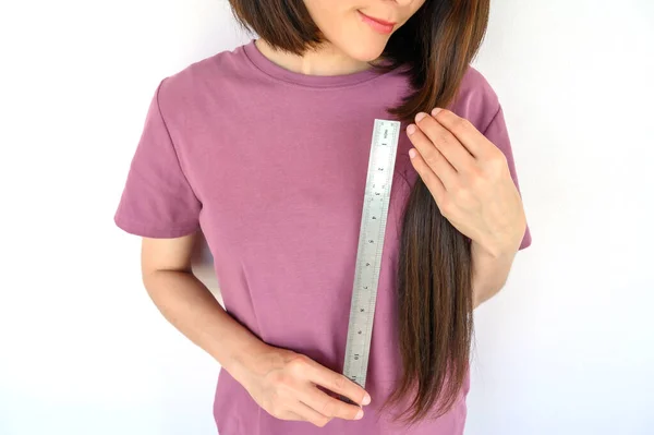 Portrait Attractive Asian Woman Measuring Her Hair Cutting Donation Usable — 스톡 사진