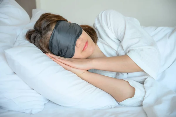 Retrato Una Joven Hermosa Mujer Con Máscara Para Dormir Mientras — Foto de Stock