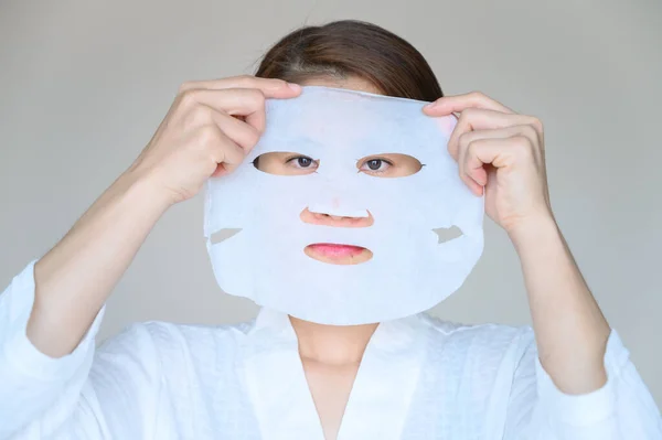 Potret Wanita Muda Memegang Masker Wajah Befor Menerapkan Untuk Meningkatkan — Stok Foto