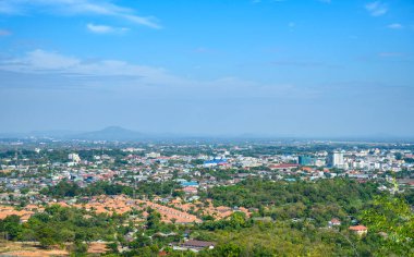 Buffalo Boynuzu Tepesi 'nin tepesinden Chiang Rai şehir manzarası. Kutsal dağlar neredeyse şehir merkezine yakın. Chiang Rai Tayland 'ın en kuzeydeki şehridir..
