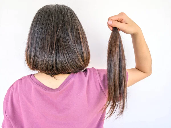 Baksidan Kvinnan Håller Hästsvans Klippa Hår För Donation Användbart Hår — Stockfoto