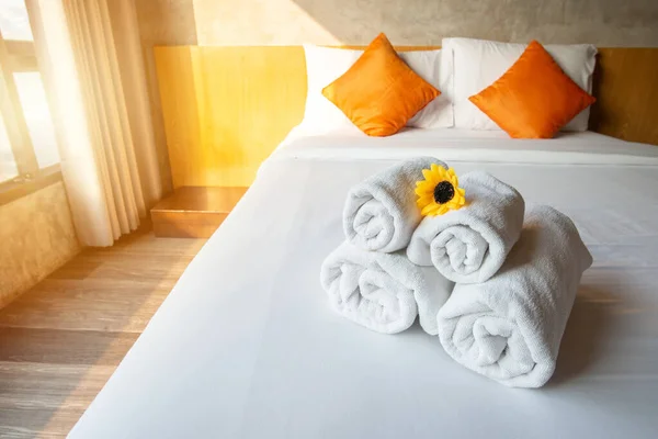 Yatak odası dekorasyonunda rahat, çift kişilik havlular. İnsanların uyuduğu bir evde konsept bir oda.