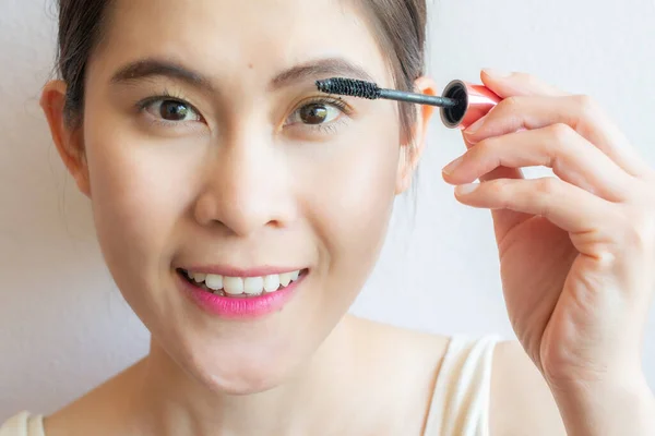 Närbild Ung Asiatisk Kvinna Som Applicerar Svart Mascara Sina Ögonfransar — Stockfoto