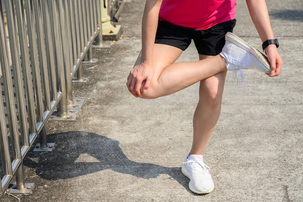 Gehakt Schot Van Runner Vrouw Doen Stretching Strakke Bands Verlichten — Stockfoto