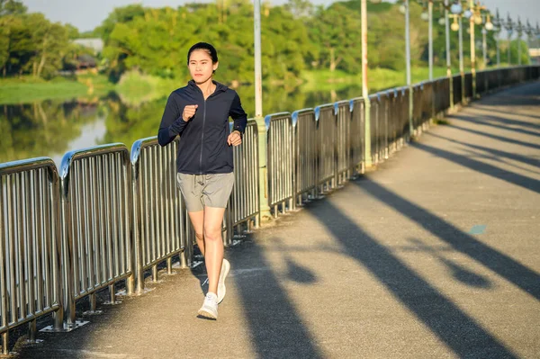 Portrait Jeune Femme Forme Courant Dans Parc Public Courir Peut — Photo