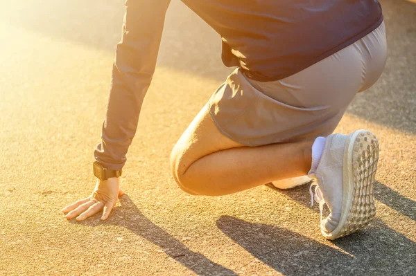 Gesneden Zicht Atleet Runner Vrouw Startpositie Klaar Voor Sprint Hardlopen — Stockfoto