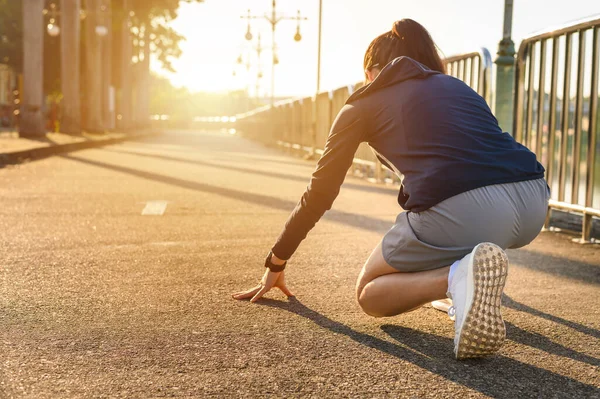 Achteraanzicht Van Atleet Runner Vrouw Startpositie Klaar Voor Sprint Hardlopen — Stockfoto