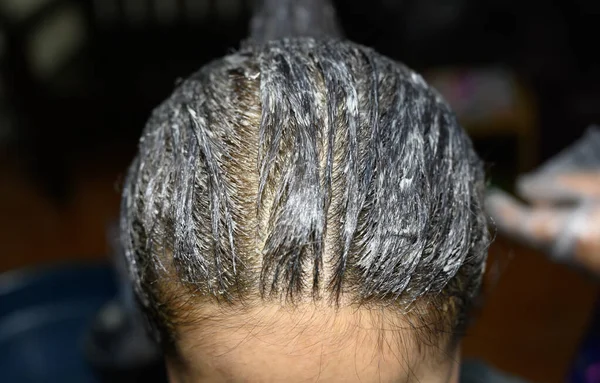 Vue Dessus Tête Femme Pendant Processus Coloration Des Cheveux Dans — Photo