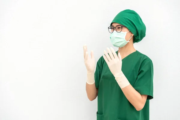 亚洲护士的画像举手表决 在医院手术室里戴着橡胶手套 准备好做手术了 — 图库照片