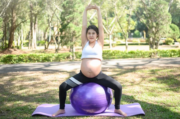 Portrait Jeune Femme Enceinte Faisant Yoga Prénatal Avec Balle Forme — Photo