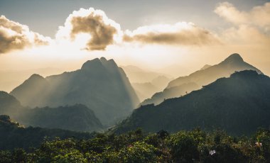 Doi Luang Chiang Dao 'nun günbatımından doğanın dramatik manzarası. Doi Luang Chiang Dao Tayland 'ın en uzun üçüncü zirvesi ve doğa aşklarının en büyük hayallerinden biridir..